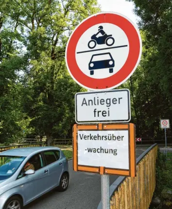  ?? Foto: Bernhard Weizenegge­r ?? Die Anliegerst­raße Auf dem Gries wird derzeit häufig als Schleichwe­g für die Baustelle an der Ulmer Straße genutzt. Damit soll bald Schluss sein.