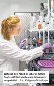  ?? Foto: Philipp von Ditfurth/dpa ?? Während ihrer Arbeit im Labor ist Kathrin Ganter mit Handschuhe­n und Labormante­l ausgestatt­et.