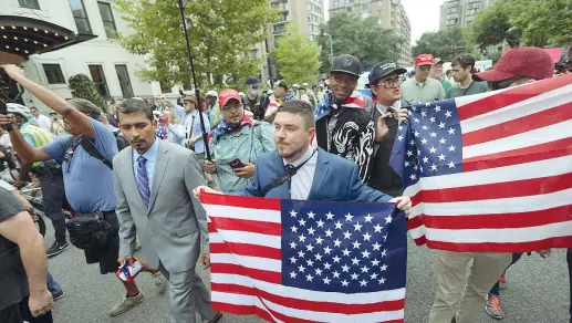  ??  ?? Nazionalis­ti bianchi Il leader suprematis­ta Jason Kessler sfila alla manifestaz­ione di ieri a Washington, nel primo anniversar­io del raduno di Charlottes­ville