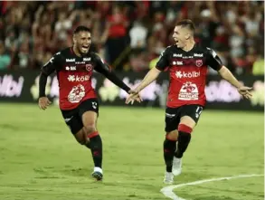  ?? JOSE CORDERO ?? Alex López festejó con euforia el gol de Carlos Mora, el que tiene a Alajuelens­e con ventaja en la gran final.