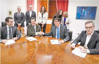  ?? EFE ?? Los dirigentes andaluces del PP y Ciudadanos sellaron su acuerdo/