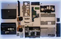  ??  ?? Dell’s blown-out display of the Area-51m shows the two shell colors, the motherboar­d, the heat pipes, and the drive bays, among other goodies.