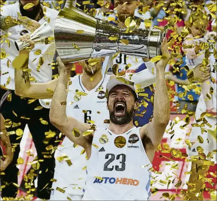  ?? FOTO: EFE ?? Sergi Llull,
capitán del Real Madrid, levantando ayer el trofeo de campeón de la Euroliga