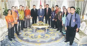  ??  ?? KUNJUNGAN HORMAT: Abang Johari (tengah) bergambar kenangan bersama Exco SAHA diketuai Dr Abdul Rahman (lapan kanan) dan Ik Pahon (tujuh kiri).