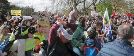  ?? | PHOTO : OUEST-FRANCE ?? Les enfants présents étaient solidaires des diverses revendicat­ions portées par les enseignant­s, mais leur colère était cristallis­ée par les groupes de niveaux.