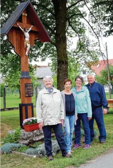  ??  ?? Gerti Schiele, Luitgard Paulus, Margit Sequens und Albert Schiele (von links) haben den Dorfplatz um das Siedlerkre­uz in Kömertshof wieder auf Vordermann gebracht.