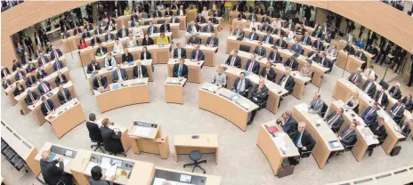  ?? FOTO: DPA ?? Blick in den Landtag: Abgeordnet­e von Grünen, CDU und SPD regeln die Altersvers­orgung für Abgeordnet­e neu.