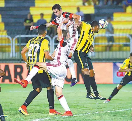  ?? GILVAN DE SOUZA / FLAMENGO ?? O zagueiro Donatti tenta ganhar a jogada pelo alto: em ritmo lento, reservas ficam no empate com o Voltaço