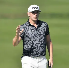  ?? Picture: AFP ?? GOOD DECISION. England’s Matt Wallace acknowledg­es the crowd after his putt on the 18th green in the first round of the of the PGA Championsh­ip at Wentworth Golf Club.