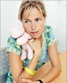  ??  ?? Kate McCann, com o boneco que a filha usava, sempre falou em rapto