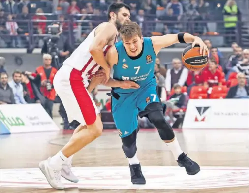  ??  ?? RÉCORD PERSONAL. Doncic logró 33 puntos, su mejor marca anotadora, frente a la defensa de Papanikola­ou, que estuvo a buen nivel.