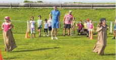  ?? FOTO: SILVIA MÜLLER ?? Rein in den Sack und drauf losgehüpft: Beim Kinderferi­enprogramm in Gunningen wird jeder Teilnehmer angefeuert.