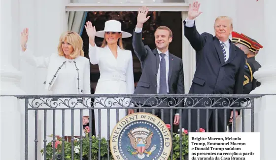  ??  ?? Brigitte Macron, Melania Trump, Emmanuel Macron e Donald Trump saúdam os presentes na receção a partir da varanda da Casa Branca