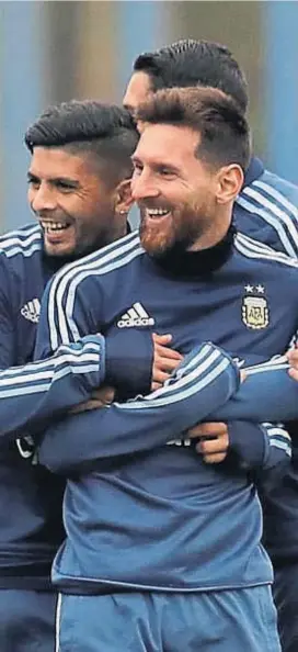  ?? (DyN) ?? Indispensa­ble. Messi debe tener socios. Banega y Di María, quienes bromean con él durante la práctica de ayer, pueden aportar variantes.