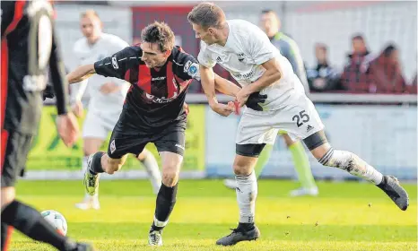  ?? FOTO: THOMAS SIEDLER ?? Marco Haller und die Sportfeund­e Dorfmerkin­gen sind auch von Julian Biebl (25) nicht zu bremsen gewesen.