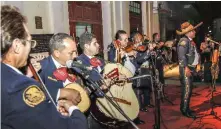  ??  ?? Mariachis Habana, que encabeza su fundador y sagaz violinista, Miguel Barrera, sorprendió al auditorio.