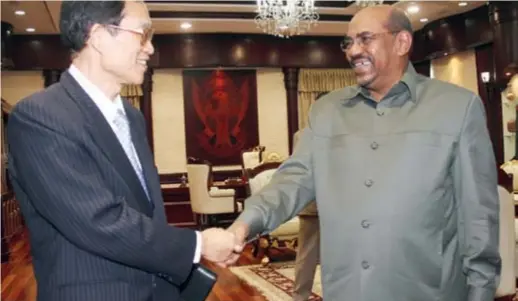  ??  ?? Liu Guijin meets with then Sudanese President Omar al-bashir on February 27, 2008