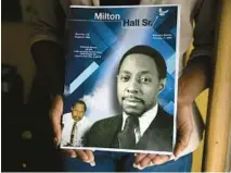  ?? ERIN HOOLEY/CHICAGO TRIBUNE ?? Arlieta Hall holds a photograph of her late father.