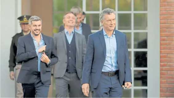  ??  ?? Sonrisas. Mauricio Macri, Marcos Peña y Fernando de Andreis, tras una reunión de semanas atrás en la quinta de Olivos.