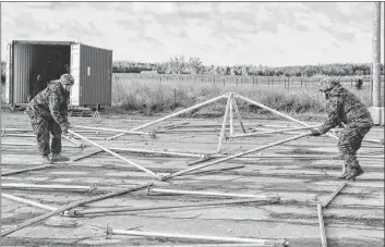  ?? COLIN MACLEAN/JOURNAL PIONEER ?? Sappers work to set up a tent and command centre.