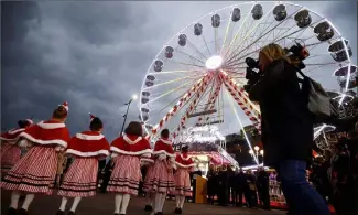  ??  ?? Les petites danseuses ont inauguré avec brio l’ouverture du village de Noël. (Photos Jean-François Ottonello)