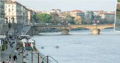  ?? ?? Navigabile
A sinistra, il Po nel cuore della città di Torino (Secci /Lapresse). Sopra, un rendering dei futuri battelli elettrici