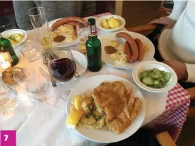  ??  ?? 1 Metzer eck. Eisbein (även haxe) är en tysk klassiker. I Berlin serveras fläsklägge­n med surkål och ärtpuré.
7