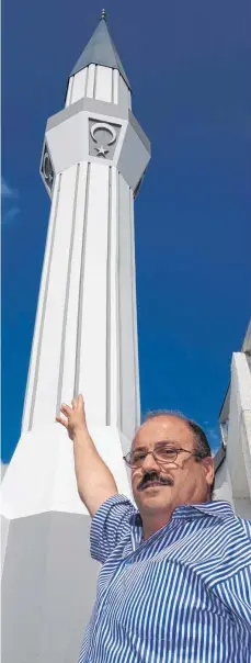  ?? FOTO: RUDI MULTER ?? Es ist genau so geworden wie geplant: Ali Akyildiz vom Verein Ditib in Bad Saulgau vor dem neuen Minarett an der Moschee.