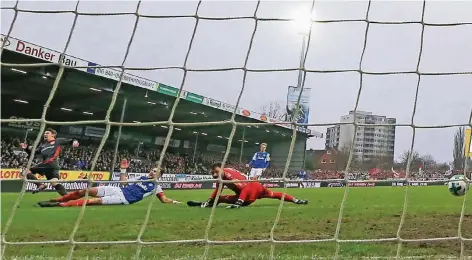  ?? FOTO: IMAGO ?? Benito Ramans (ganz links) fünfter Saisontref­fer: Vorbei an den Kielern Rafael Czichos und Kenneth Kronholm erzielt er das 1:0 beim Spitzenrei­ter.