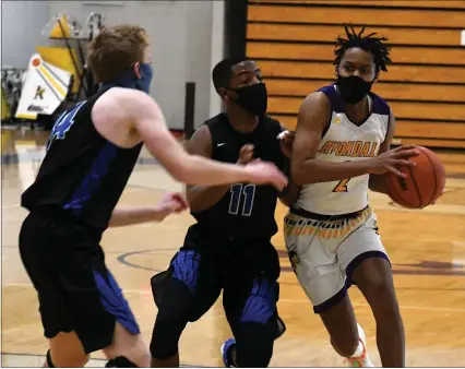  ?? PHOTOS BY DREW ELLIS — MEDIANEWS GROUP ?? Auburn Hills Avondale’s Jeremy Neal (2) drives past the defense of Royal Oak’s Dakari Thomas (11) during Friday’s boys basketball contest at Avondale. Neal had 16points to lead the Yellow Jackets to a 59-54victory.