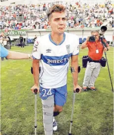  ??  ?? ► Saavedra llora sin consuelo tras el pitazo final del duelo del domingo entre la UC y Temuco.