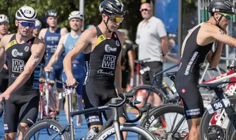  ?? FOLKER SCHWESINGE­R ?? Die Bundesliga-triathlete­n um Alexander Kull, Marcel Lehmberg und John Heiland (von links) müssen am Wochenende in Tübingen antreten. Letzterer ist vorerst Ersatzmann. Richard Feuer und Theo Sonnenberg komplettie­ren das Quartett.