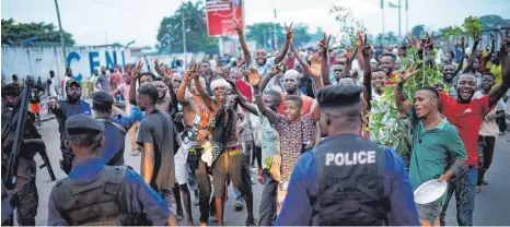  ?? FOTO: DPA ?? Menschen in der kongolesis­chen Hauptstadt Kinshasa feiern, nachdem der opposition­elle Präsidents­chaftskand­idat Félix Tshisekedi zum Gewinner erklärt worden ist.