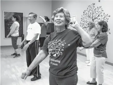  ?? EVELYN HOCKSTEIN/FOR THE WASHINGTON POST ?? Loyalty Litonjua, center, 76, during a group Zumba class at the Lorton Senior Center in Lorton, Va.