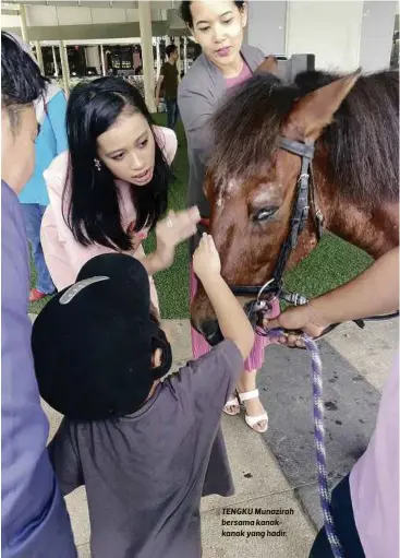  ??  ?? TENGKU Munazirah bersama kanakkanak yang hadir.