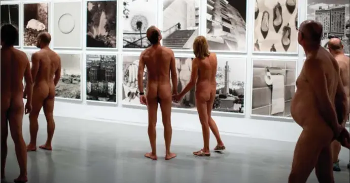 ?? © Katrijn Van Giel ?? Veertig naturisten en één reporter (niet op de foto) bezochten naakt de expo ‘Untiteld (nude)’ in het Fomu.