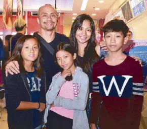  ??  ?? Ernie Lopez and kids Sabrina and Isis Lopez with Angela and JR Godino.