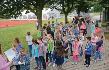 ??  ?? Seit gestern tummeln sich 117 Kinder im Alter von sechs bis 13 Jahren auf dem Gelände des Sportparks an der Berliner Allee. Die zentrale Ferienbetr­euung der Stadt Kempen steht in diesem Jahr unter dem Motto „Natur erleben“.