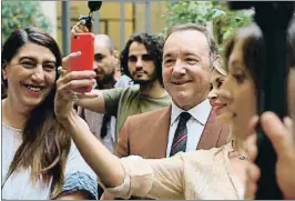  ?? ERNESTO RUSCIO / GETTY ?? Algunos asistentes a la audición pidieron al actor hacer unos selfies