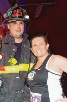  ?? Foto: Imago ?? Glücklich am Ziel ihrer Träume: Roseann Sdoia und Feuerwehrm­ann Mike Materia nach dem Treppenlau­f auf das Empire State Building.