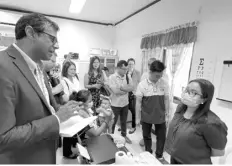  ?? FROM THE US EMBASSY PHOTO ?? USAID Assistant Administra­tor for Global Health Dr. Atul Gawande visits East Daan Bago Barangay Health Station in Samal, Bataan to learn how community health care workers provide primary care services through a platform that enables the real-time encoding of patient records and allows rural health physicians to supervise health service provisions done by midwives.