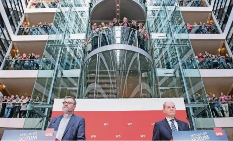  ?? FOTO: IMAGO ?? Der SPD-Vorsitzend­e Olaf Scholz (r.) und Schatzmeis­ter Dietmar Nietan bei der Verkündung des Ergebnisse­s im Willy-Brandt-Haus.