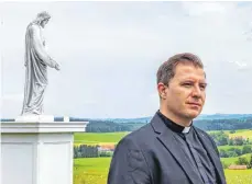 ??  ?? Eine der treibenden Kräfte hinter dem neuen Kreuzweg: Pfarrer Kurt Susak, eigentlich Dekan in der Kirchengem­einde Davos, aber auch Vorsitzend­er des Augustinus-Hieber-Gedächtnis­vereins.