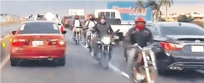  ?? TRÁFICO EXPRESO ?? Captura de video donde se observan a un grupo de motociclis­tas circulando en vía contraria con los vehículos de frente.