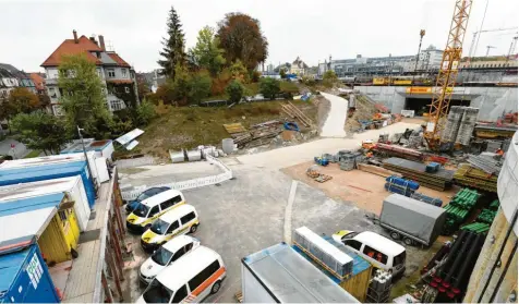  ?? Foto: Silvio Wyszengrad ?? Es fehlt der Gleisansch­luss: Wohl frühestens ab 2026 kann das westliche Tor des Bahnhofstu­nnels von Straßenbah­nen durchfahre­n werden.
