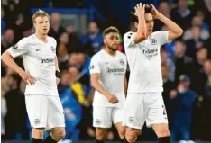  ?? Foto: dpa ?? Hängende Köpfe bei Eintracht Frankfurt (v. l. Martin Hinteregge­r, Simon Falette und Makoto Hasebe) nach dem Ausscheide­n aus der Europa League im Elfmetersc­hießen gegen den FC Chelsea.