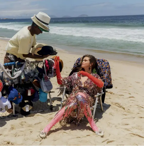  ??  ?? La modelo holandesa Luna Bijl en las icónicas playas de Río de Janeiro capturada por Martin Parr, quien transmite la colorida y vibrante esencia de la metrópoli brasileña a través de su fotografía.