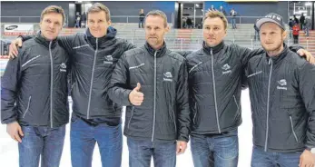  ?? FOTO: HEINZ WITTMANN ?? Jussi Timonen, Kalle Kaijomaa, Markus Poukkula und Anthony Rech (von links) werden auch in der kommenden Saison für die Wild Wings auflaufen. Sportmanag­er Jürgen Rumrich (Mitte) ist zufrieden.
