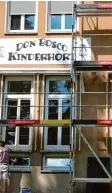  ?? Fotos: Philipp Wehrmann/Heike Schreiber ?? Die Kinder des Kinderhort­s Don Bosco haben alle mitangepac­kt, als sämtliche Räume leer geräumt werden mussten. In den Ferien wurden neue Fenster eingesetzt. Zu sehen ist von außen noch immer das Gerüst.