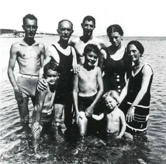  ?? ?? Ritratto di famiglia in un esterno. La famiglia Berlinguer nel mare di Stintino, nord-ovest della Sardegna, nel 1930. Enrico è il bambino al centro. In basso, il segretario del Pci con Aldo Moro, segretario della Democrazia cristiana, nel 1975. A destra, il funerale del leader comunista a Roma, il 13 giugno 1984. Si calcola che al corteo funebre verso piazza San Giovanni abbia partecipat­o circa un milione e mezzo di persone.